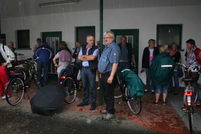 Günther Frobieter und Karl-Heinz Kötter beraten wie es bei dem Regen weiter gehen soll.