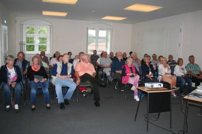 Gebannte Zuhörer im Kaminzimmer.