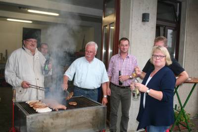 ...und draußen wir gegrillt mit tatkräftiger Unterstützung.