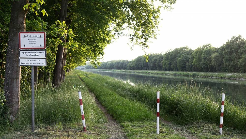 Fahrradfahrer dürfen die zumeist geschotterten Betriebswege am Kanal jetzt schon nutzen - auf eigene Gefahr. | © Cornelia Müller
